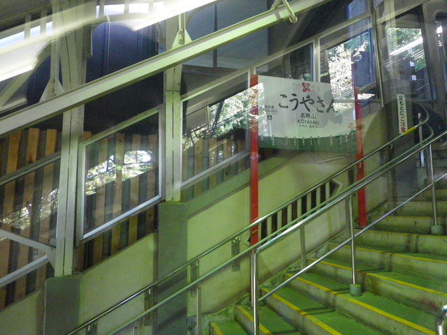 �P�[�u���J�[�炵�����ɊK�i��_��C�d�S����R�w