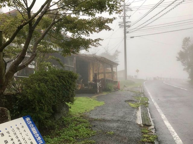 早朝の受付所_保古の湖キャンプ場 (国民宿舎恵那山荘)