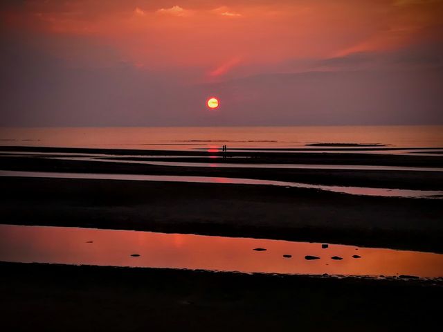 夕暮れの海岸に二人きり_真玉海岸