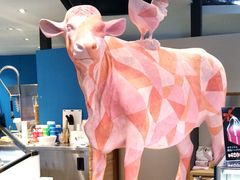 ピンクの牛とにわとりのオブジェ - 道の駅 伊東マリンタウンのクチコミ