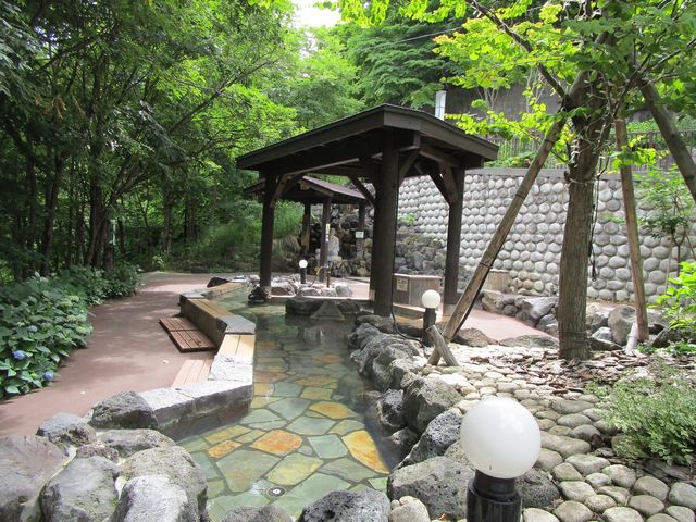 足湯のあるきれいな公園_定山源泉公園