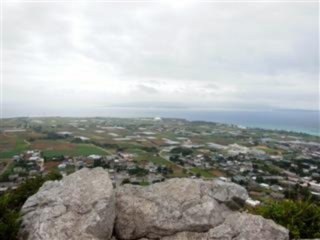 �W��172m�̏�R���ォ�瑫���̐΂Ɗቺ�̒��]�B_�ɍ]��R