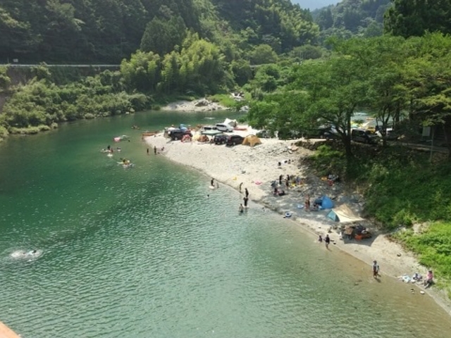 �J�k�[�̌��̏ꏊ�𔢂̏ォ��B�e_�m����A�E�g�h�A�Z���^�[