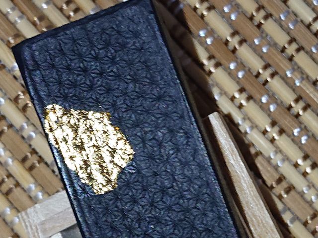 ���̗t�͗l���ƂĂ��ׂ����Ĕ������I_�ь���