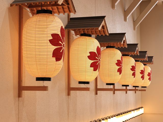 �Y��ɕ��񂾒�_���̉w �N���X�e���\�����i�\�����n��n��Y�ƐU���Z���^�[�j