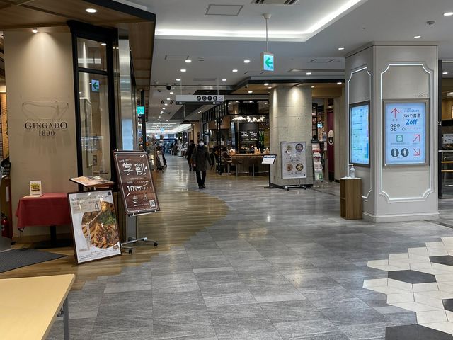 �w���͔��X��V���b�s���O���[�����Ă��܂����B�傫�ȉw�B_�����w