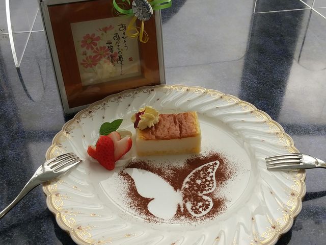 �Ȃ̒a�����ɁA���̂悤�ȁA�P�[�L�ƃv���[���g�����������܂����B_�z�e�������]�[�c�ʕ{�p