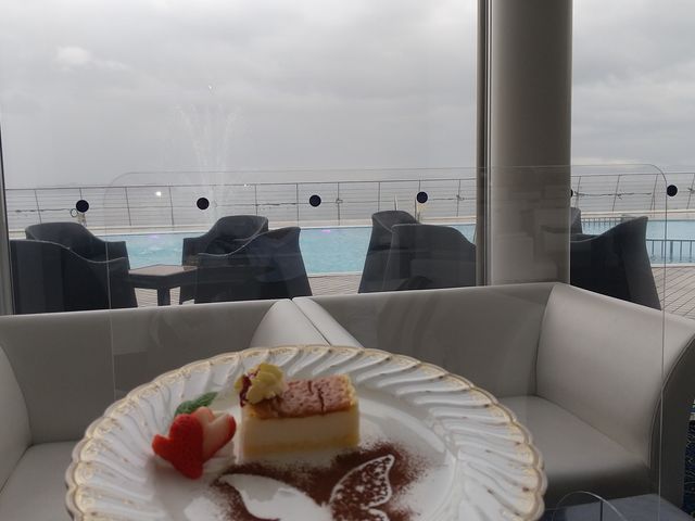 �����́A�J������ŁA�_���Ă��܂����A�C�����Ȃ���A���̂悤�Ȃ��������P�[�L�����������܂����B_�z�e�������]�[�c�ʕ{�p