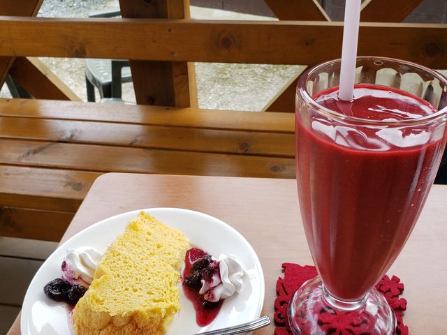 �t���t���Â߂̃V�t�H���P�[�L�ƔZ���ȃu���b�N�x���[�X���[�W �[_�s�R�u���[�x���[�_��