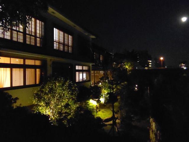 ��Ԃ͗��ق̋����쑤�̒낪���C�g�A�b�v����Ă��Ĕ�����_�l�g����