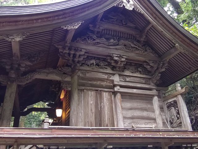 �{�a�̉E���ʂɎ{���ꂽ����Փ��̑@�ׂȒ������f���炵��_�����ӂ�_��