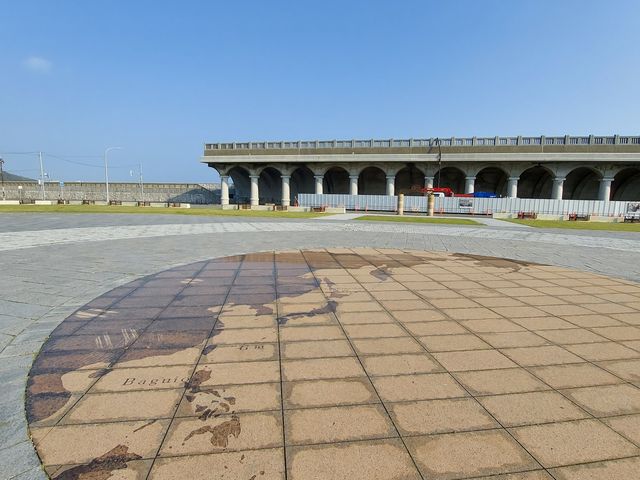 �t���`�k�h�g��h�[���̎�O�ɖ����グ��ꂽ���{�񓇒n�}_�t���`