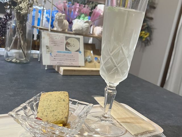 グラスや食器も可愛い提供してくれるドリンクとお菓子。_Sokun