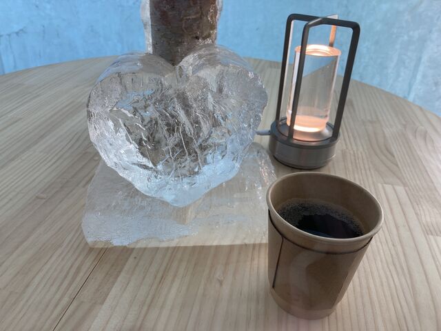 �J�t�F�̃e�[�u���ɂ̓n�[�g�^�̃I�u�W�F_�x┌�