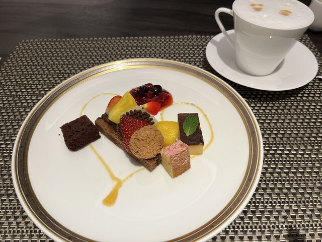 �f�U�[�g�v���[�g�ƃJ�v�`�[�m_ANA�N���E���v���U�z�e���D�y