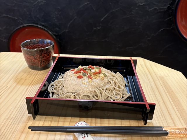 �����ō�����������ɐF�X�ȃg�b�s���O���ĐH�ׂ�܂��B
����݂ɂ����̂ł����A�߂����������������_SOBAGIRI�y��~Soba Making Space~