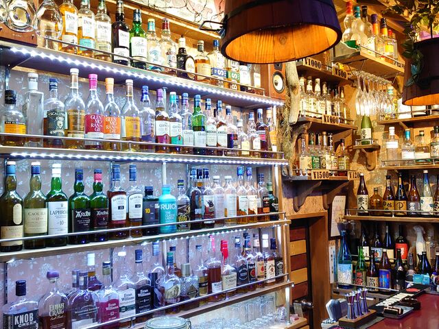 ڂ̑O̒ISĂECXL[łB_Cafe & Bar SEED JtFAho[V[h