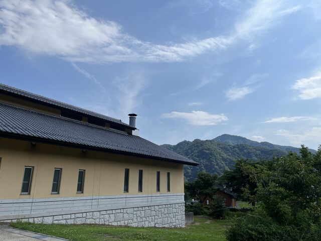 �{�݂̐��ʂ̉E���ƎR_�܂�Ă񐯂̓��@���R�̌�