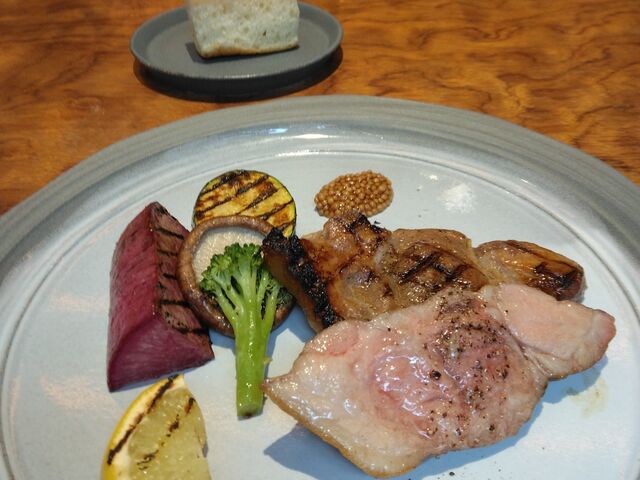 �|�[�N�̃X���[�N�O����_Graphic Grill & Bar