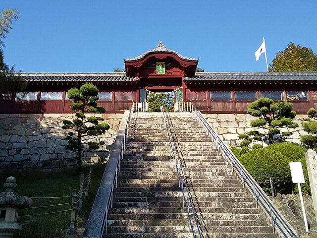 �K�i�̏�ɓ���_�L�����Ƌ{