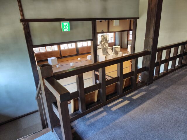 �R�K����Q�K�������l�q�B���Q�K�̂悤�Ɍ�����A�J���I�ȊԎ��ł��B_�����ƏZ��