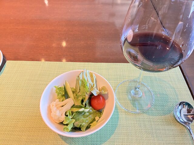 �ԃ��C���ƃT���__�����G�N�Z���z�e�����}