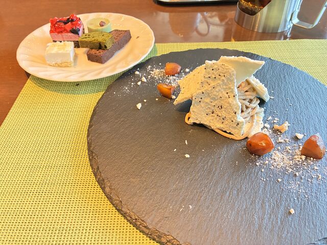 �f�U�[�g�́A�a�V�B�������Q���󂵂Ȃ���A���̃A�C�X�ƈꏏ��_�����G�N�Z���z�e�����}