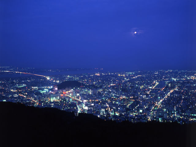 山頂からの夜景も大変素晴らしく、日本の夜景100選にも選ばれてます_眉山ロープウェイ