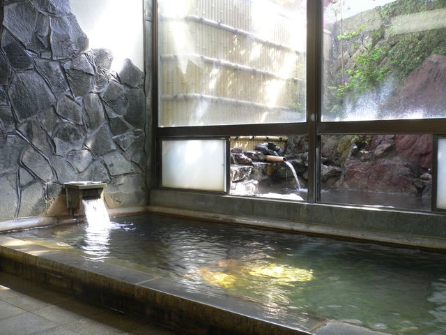 良質の天然温泉は内湯と露天風呂で楽しめる_芳野旅館