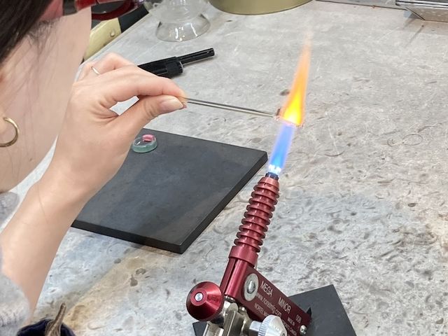 �_�f�o�[�i�[�ŃK���X��n����_�K���X�X�^�W�I�@�u���G