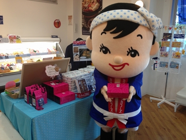 1�K�̔��X�R�[�i�[�ł́A�I���W�i���O�b�Y�̔̔������Ă��܂��B_�Ă������H�[