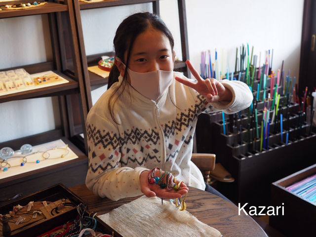 �~����̌��ɂ����x��_�Ƃ�ڋ�Kazari