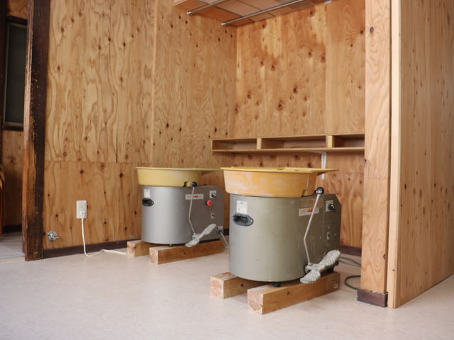 �������|�����ł͓d���낭��ɖؐ��̋r�𑫂��Ă܂��B�����ԍ��邱�Ƃɂ�鍘�̕��S��a�炰�邽�߂ł��B_�������|����