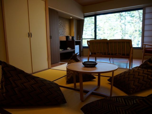 ���C�����a��8�����̊ԕt�f���b�N�X�^�C�v�i�V�����[�E�o�X�t�j_�l�ׂ̗����h�󗈊�