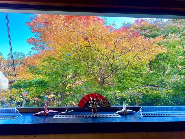 ２階ロビーから望める紅葉のグラデーション_旅館寿亭
