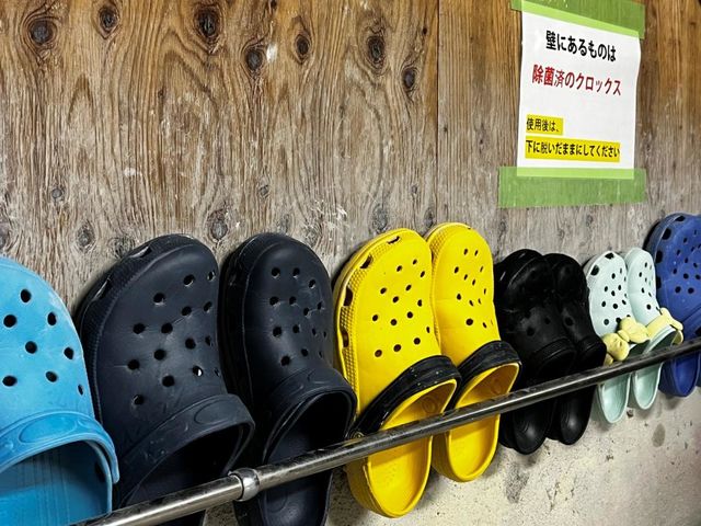 靴が汚れないようにクロックス、エプロンを無料貸出しています
_オンリーワン陶芸教室