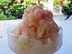 桃果実１００％のかき氷です。_土方洋蘭いちご園