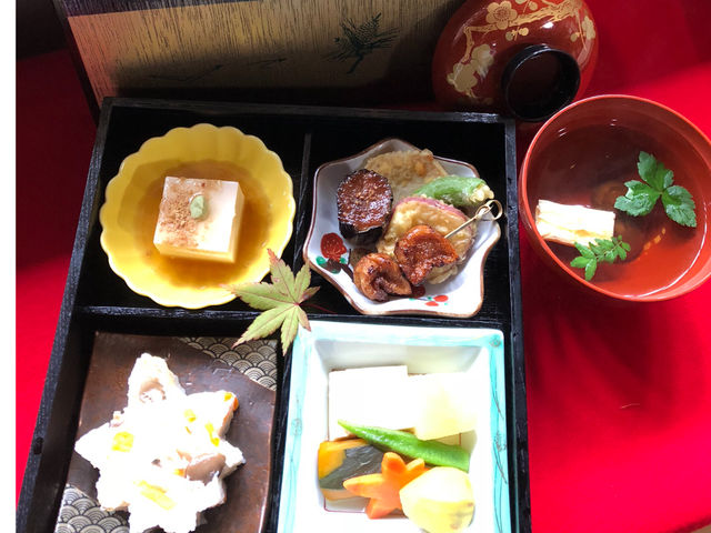 �T�̌��ł͔����������i������H�ׂ鎖���\�ł��B�\�����݂�5���ȏ�ł��\������肢�v���܂�_�����T��