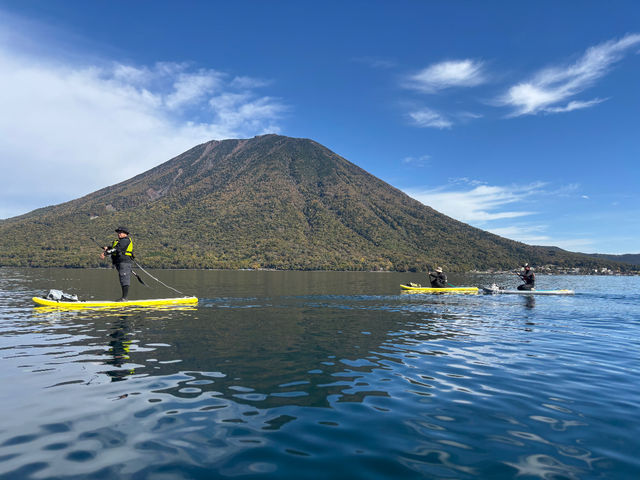 �Ȗ،������s�A�������̒��T���΂ł� SUP�c�A�[�̗l�q�B
���T���΂Ƃ����Βj�̎R�B�Y��ȓƗ���͌Ζʂ��猩��Ƃ���ɑ��݊����ۗ����܂��B_mizudori