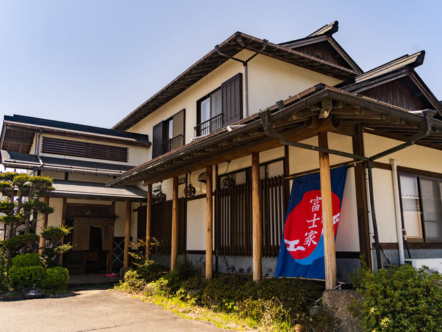 ���X�̊O�ςł��B��x�̑̌��ōő�60���`70���l�قǂ��Q�������܂��B_���y�����̌������@�x�m��