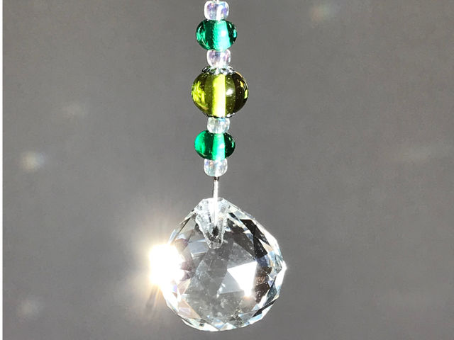 �Ƃ�ڋʂ��g�����T���L���b�`���[ �ł��B�����ł̓��b�L�[�A�C�e���ƌ����Ă���A�K���X�{�[���ɓ�����������ƃL���L���A���F�̌����U��΂�܂��B_����H�[�@������