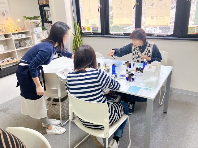 AEAJ�A���}�u�����h�f�U�C�i�[���A�h�o�C�X���܂��B���S�҂�����y�������肪���܂��B_Eucalyblue aroma.t ����