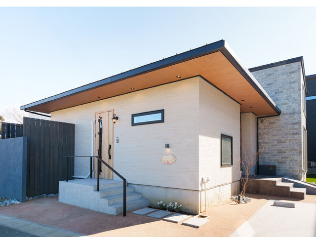 �T����������͐��ʂ̃O���[�̊K�i���オ�������ɂ��郉�C�g�x�[�W���̌��ւł�
�C���^�[�z���������Ă��҂�����������

���ԏ�͕~�n���̎Ԏ~�߂��u���Ă���Ƃ���ł�_Aromatherapy Academy Kyoka-����-