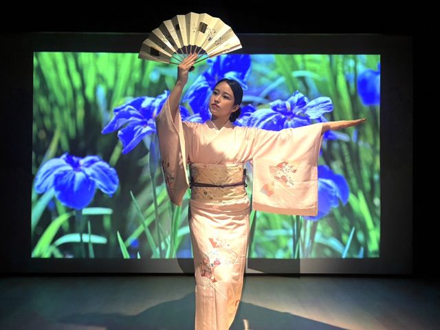 ����X�N���[����w�i�ɉؗ�ȓ`���|�B_�l�� ���X