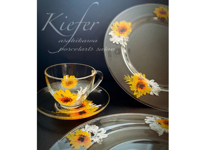 �|�[�Z���[�c�ł́A�K���X�ɂ��G�t���\�I�r�^�~���J���[�̂Ђ܂��]�ʎ����g���ăJ�b�v���\�[�T�[�ƃv���[�g�𐧍��`�t���[�R�[�X���k�l��i_����|�[�Z���[�c�T����Kiefer