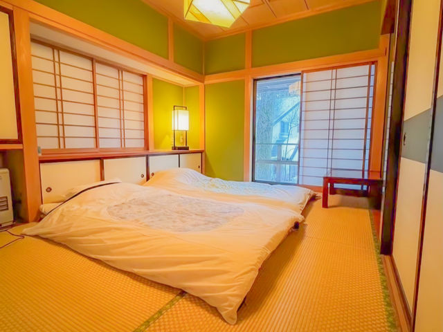 �Q����2�i�x�b�h������A�ő�4�������̕����ŐQ�邱�Ƃ��ł��܂��B_THE HIDEOUT KUSATSU