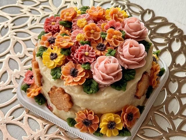 ��񂱂̃P�[�L�����\���t���Ă��܂��B
���Ԃ̓}�b�V���|�e�g�ɓV�R�F�ŐF�t�����Ă��܂��B
�N���[���͓����A�č��A�ĕ��ō���Ă��܂��B
_�t�����[�X�C�[�c �|�m