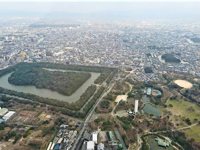 �j�E���E��Y�o�^�I1700�N�̎��𒴂��A�܂�Œ��̂悤�ɋ��n��m���V�c�ˌÕ��R�[�X_����q�󊔎����