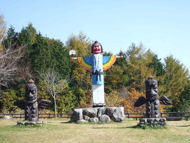 ���H�쑤�̒��ԏ�ɂ���V��̑����ڈ�_�ʃm�؉��n