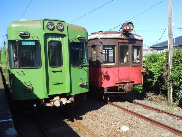 終点の外川駅にて乗ってきた電車(左)と引退した電車(右)_銚子電気鉄道